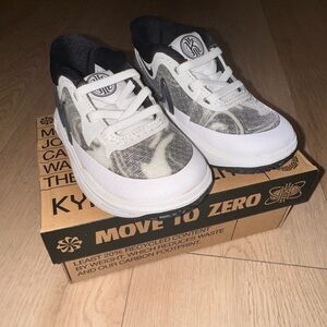 KYRIE 8 (TD) Black White / Size 6c